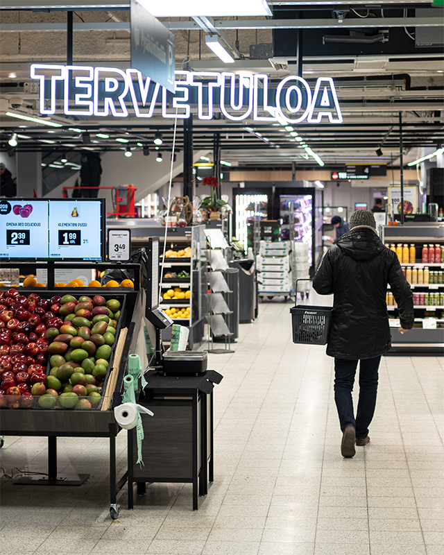 S-marketin sisäänkäynti iltaisin Kauppiaskadulta omasta ovesta